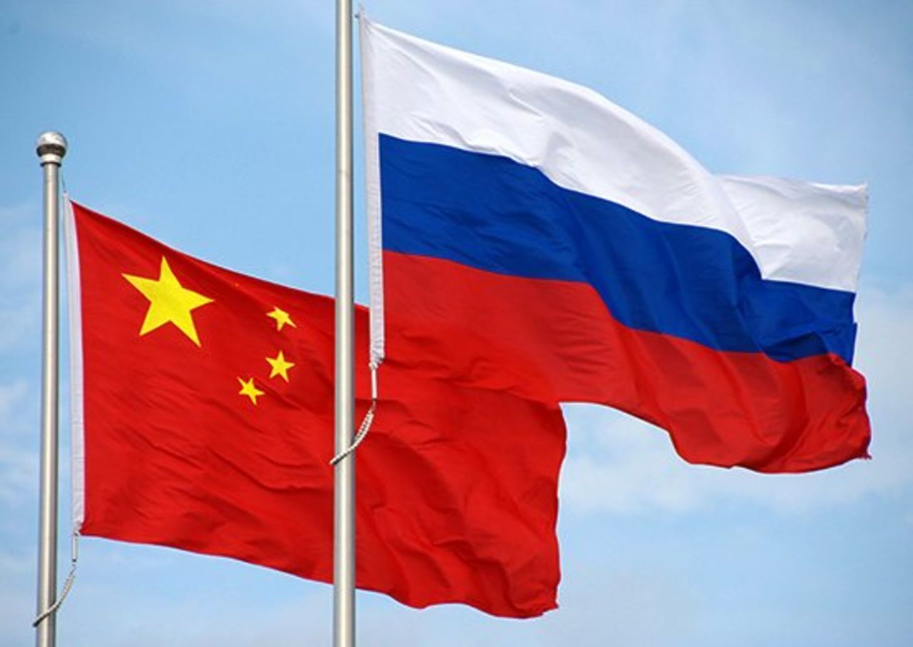 Прапори Росії і Китаю
