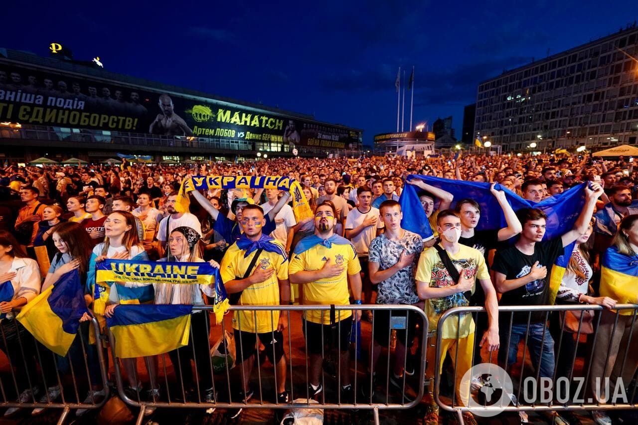 Фанати вболівають за збірну України.