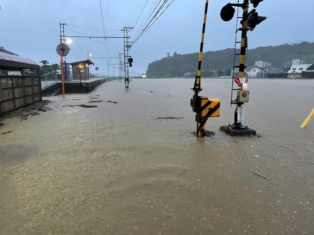 Японию затопило после ливня.