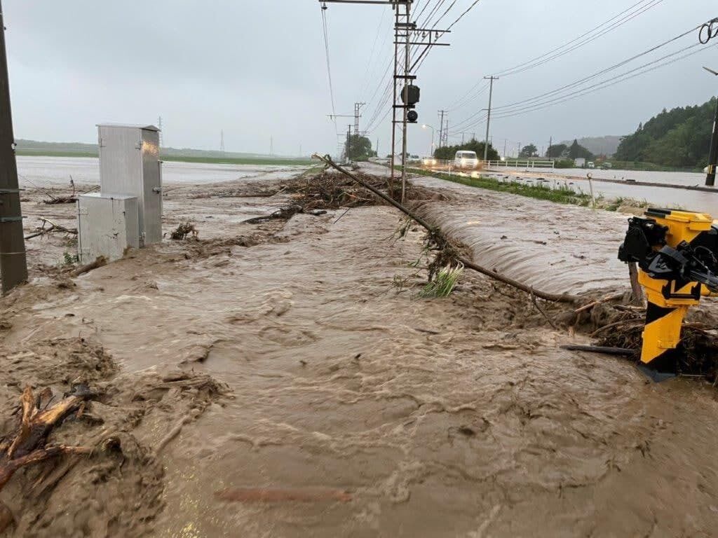 Вода размыла дороги.