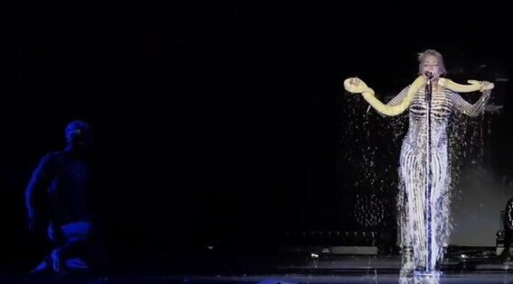 Кароль во время выступления.