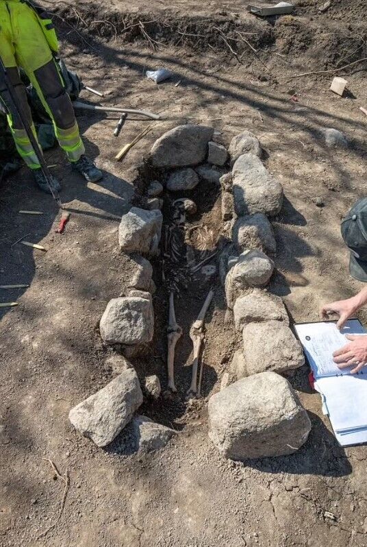 Поховання дорослого чоловіка в оточенні кам'яного "ящика"