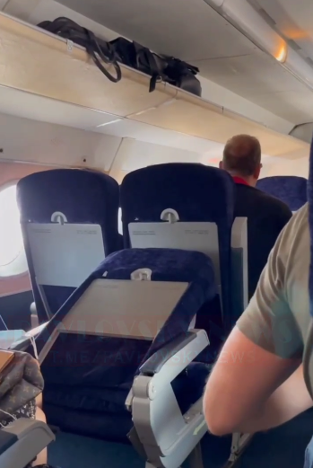 Зламане крісло на борту рейсу Одеса-Київ.