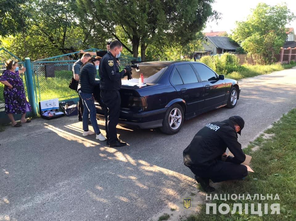 Неподалік поліцейські знайшли його автомобіль BMW