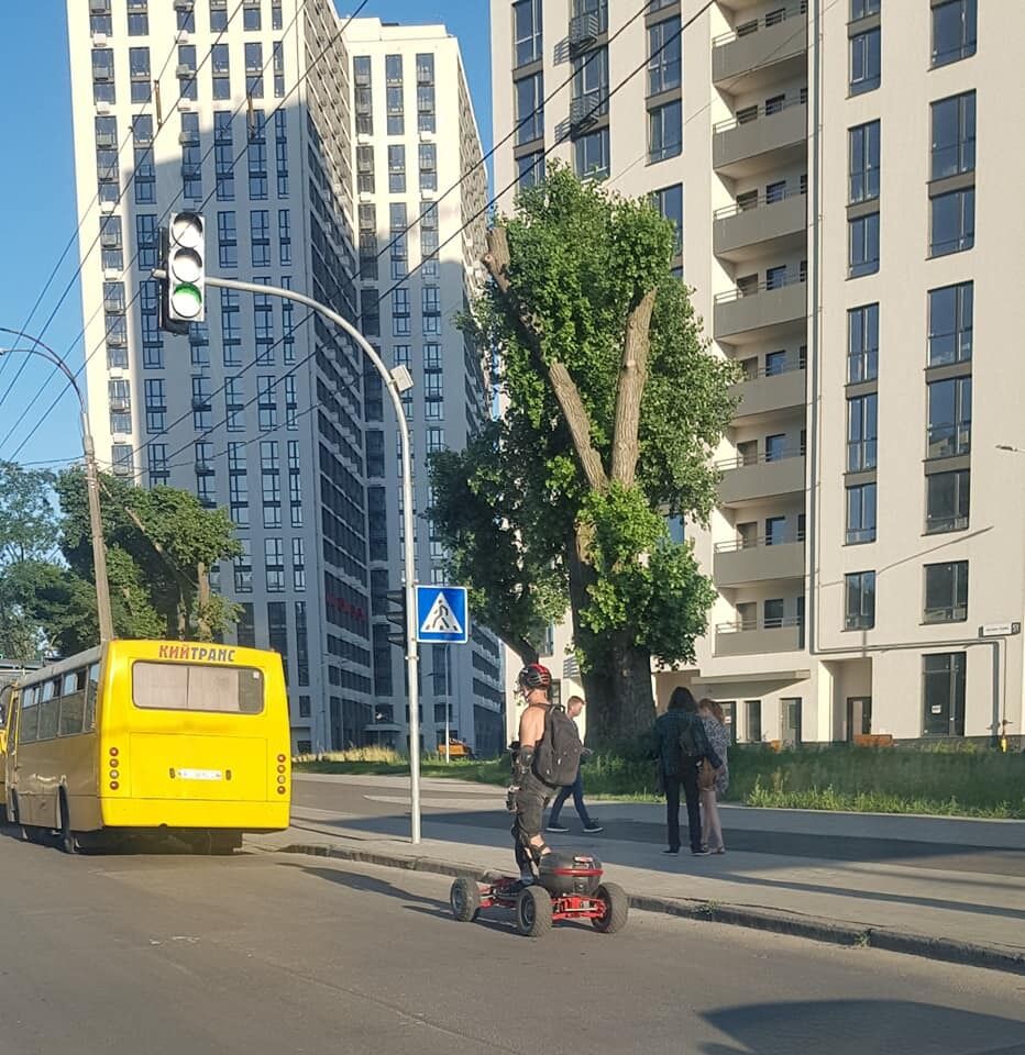 У Києві чоловік "схрестив" газонокосарку і скейт.