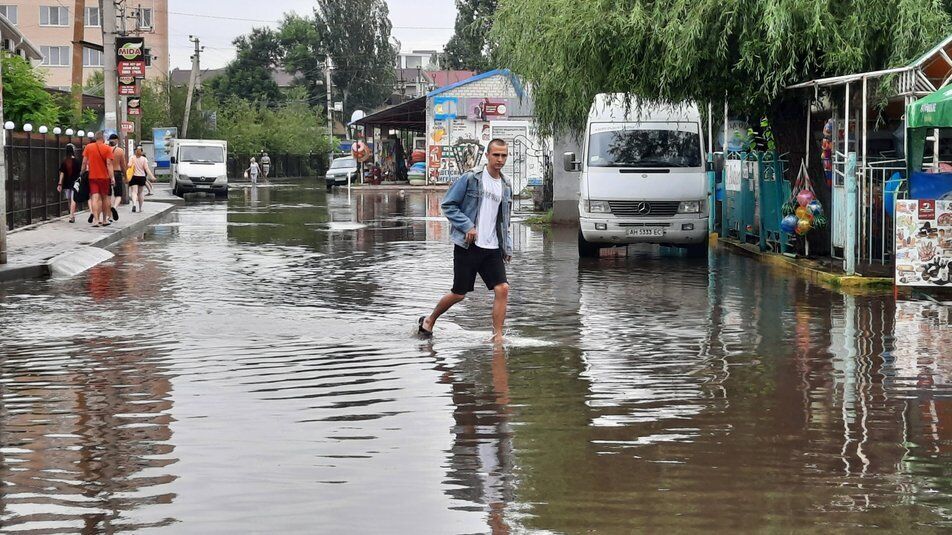 Рівень води на вулицях селища сягав подекуди 40 см