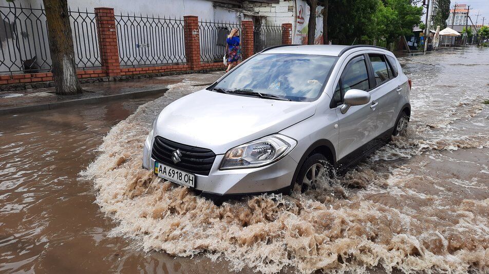 Авто в Коблевому губили номерні знаки у воді