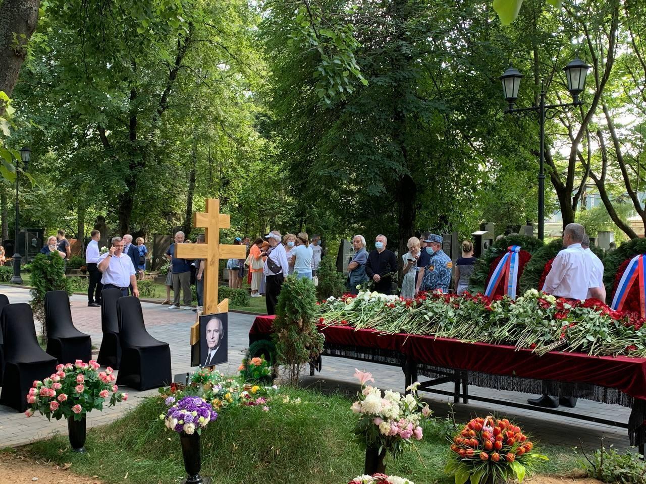 В Москве похоронили Меньшова.