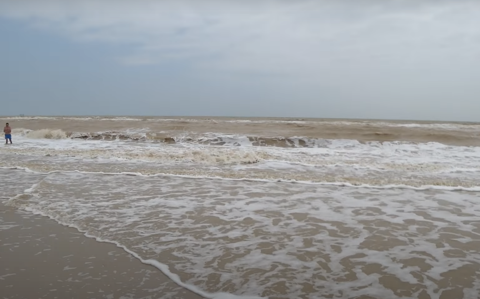 На Азовском море поднялся сильный шторм и ветер.