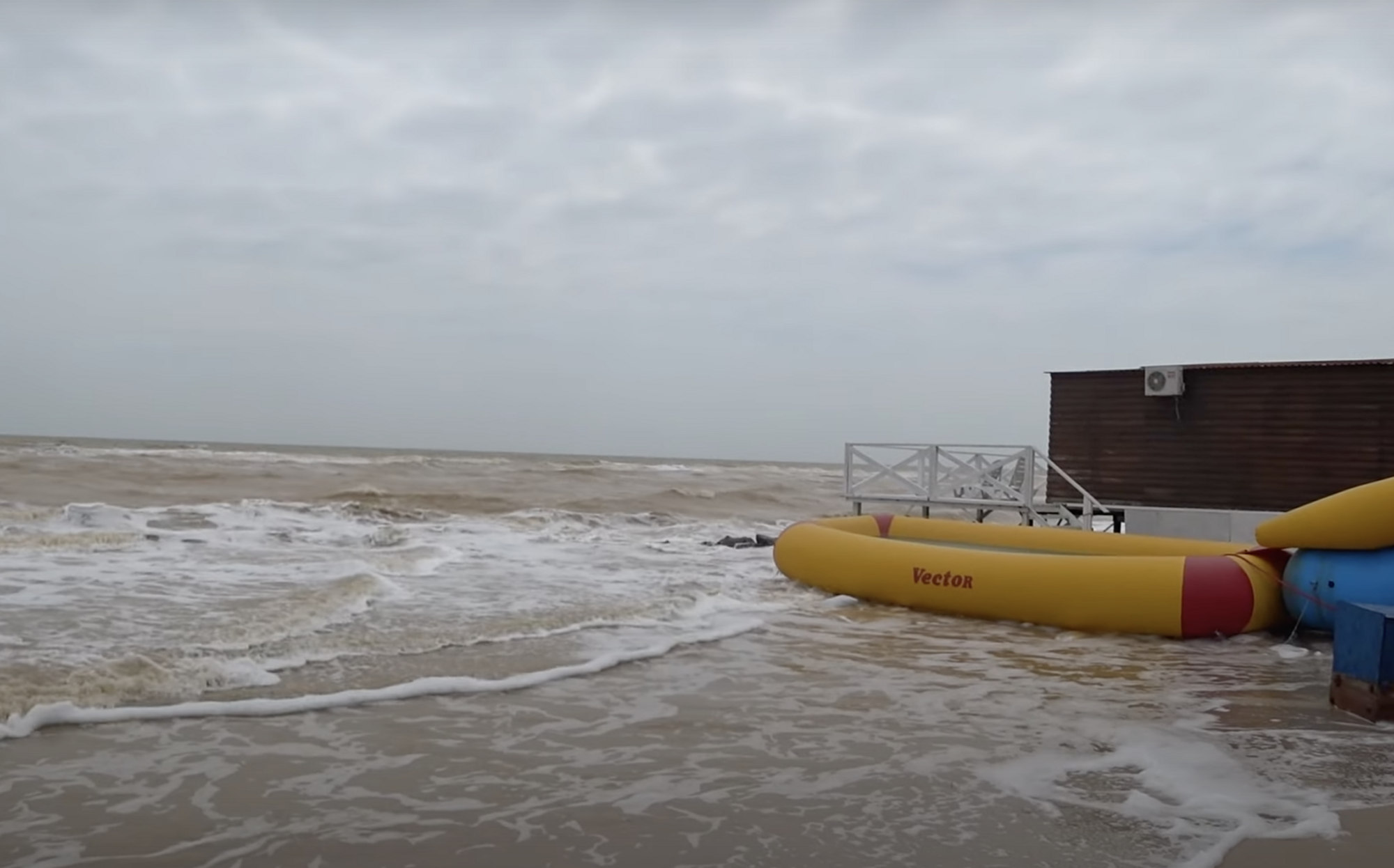 Люди не купаются в море из-за плохой погоды.