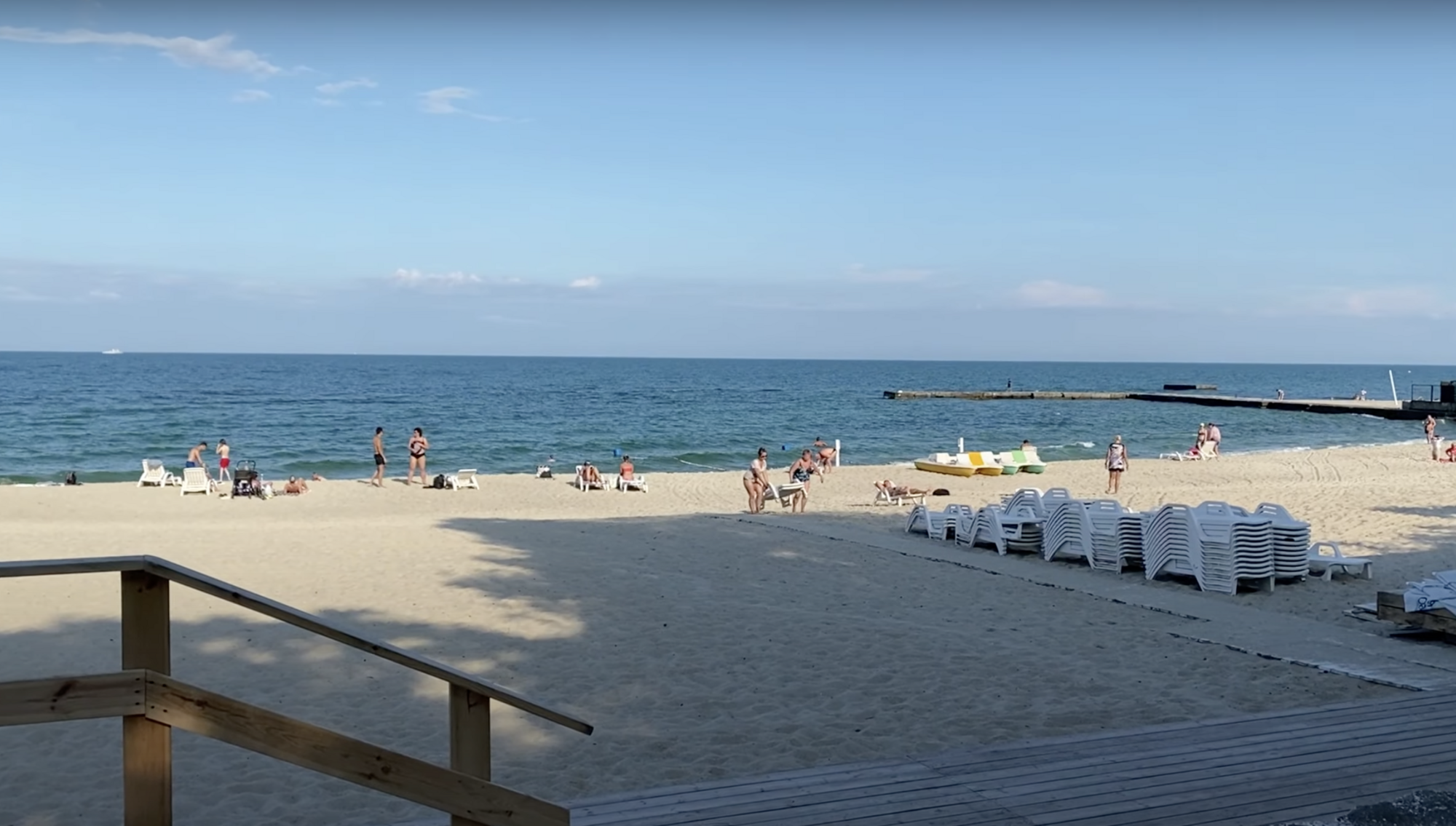 В Одессе на пляже "Золотой берег" бесплатные лежаки.