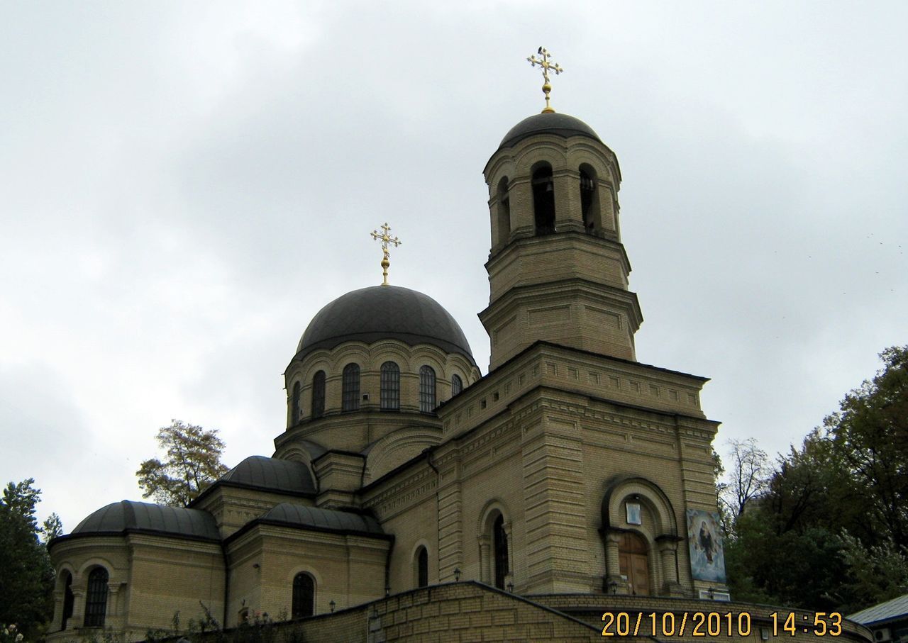 Церковь на территории Октябрьской больницы.