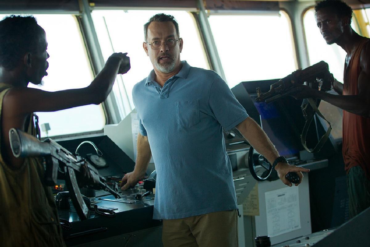 Том Хэнкс играет капитана корабля.