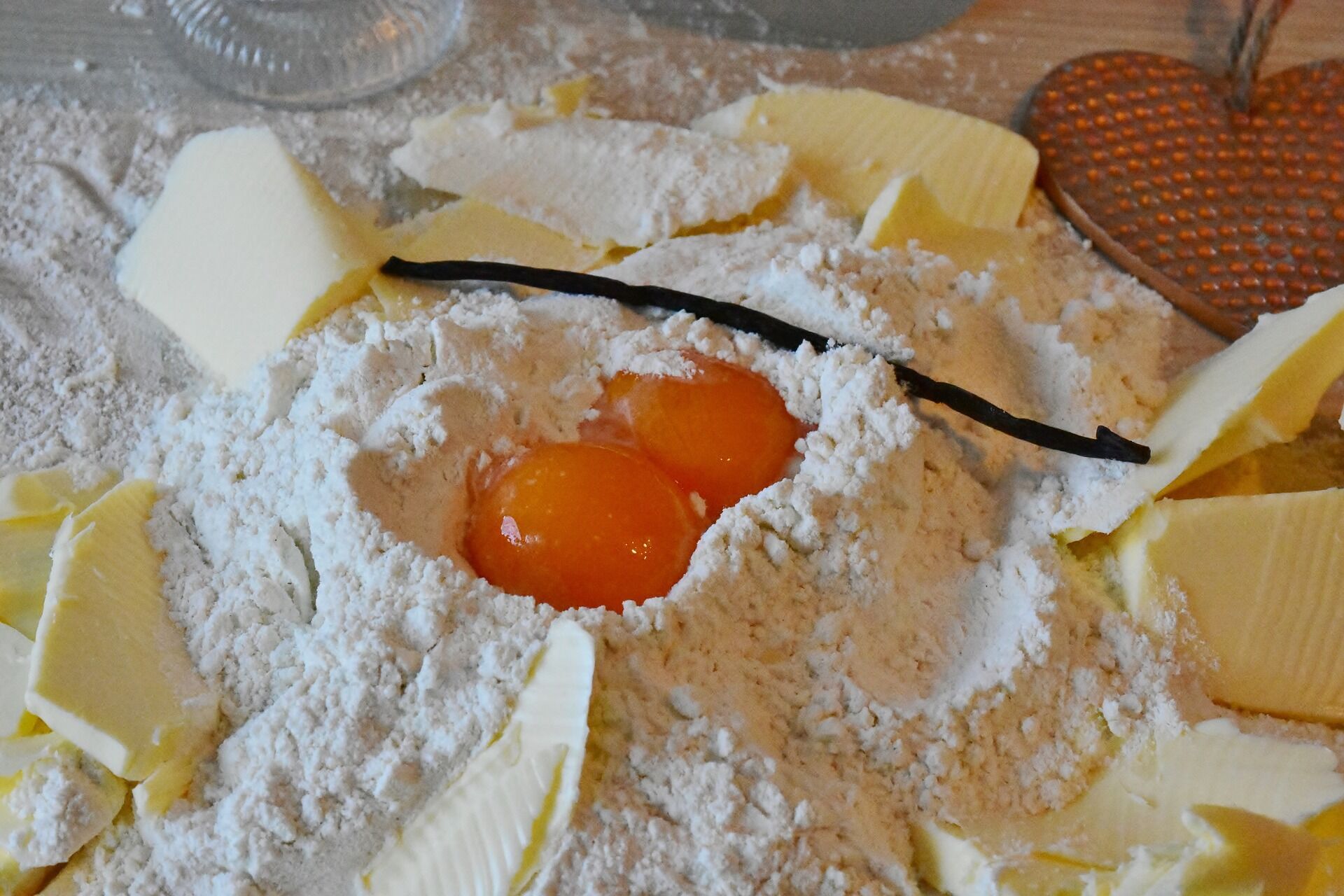 Яйца в тесто добавляйте по одному