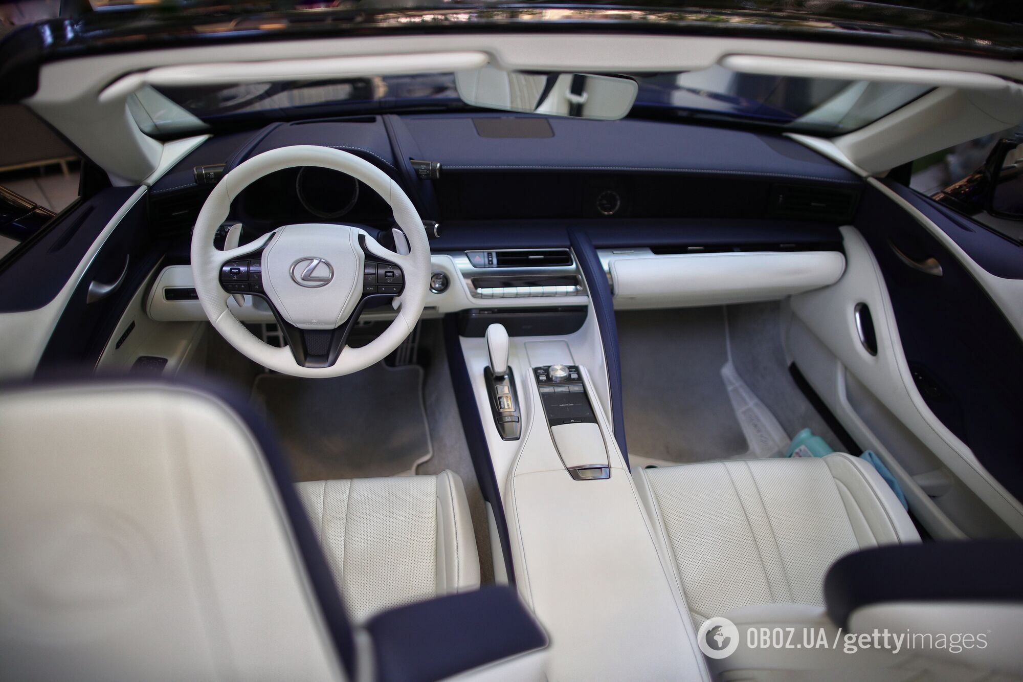 Внешний вид салона Lexus LC 500 Convertible