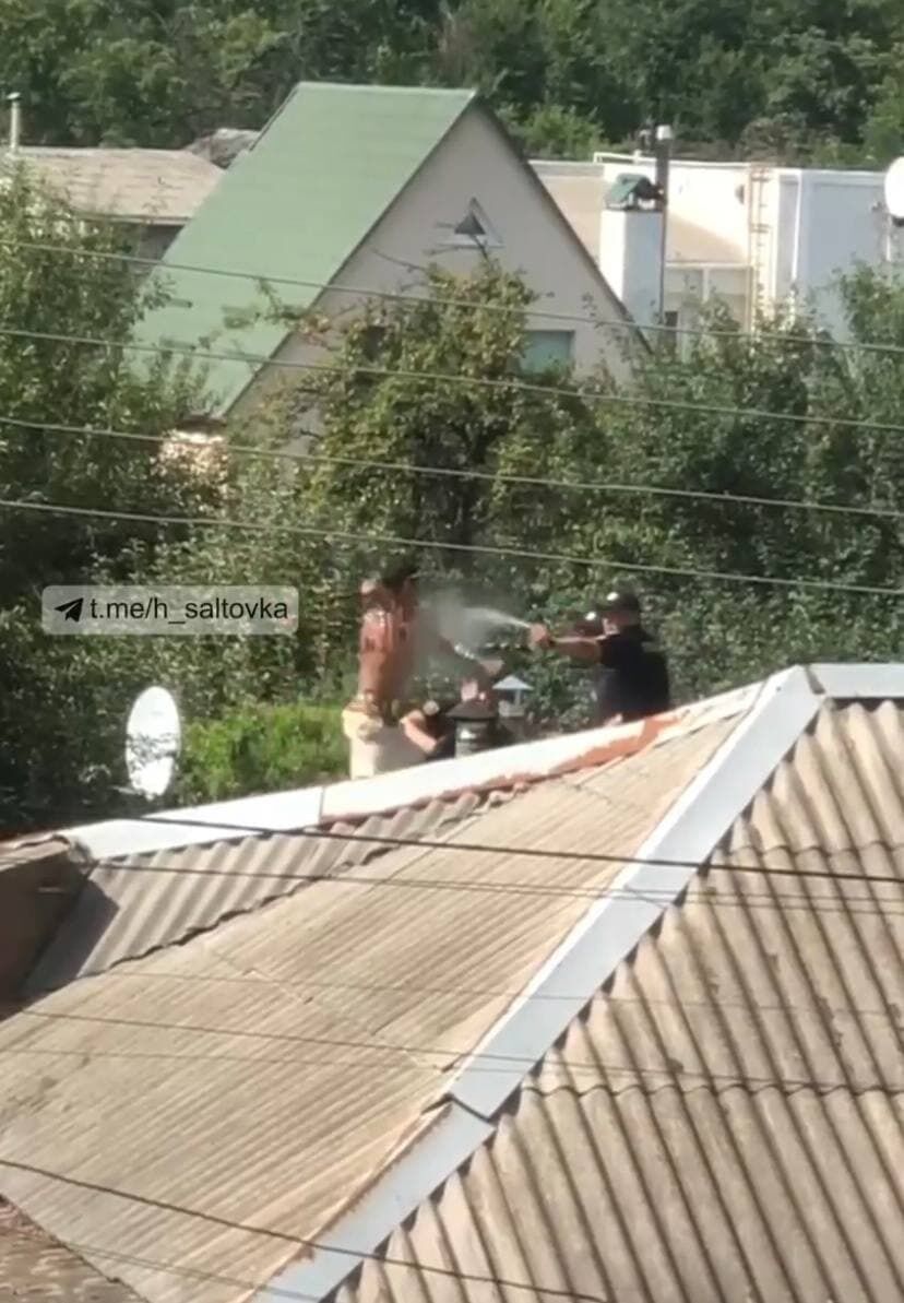 Мужчина устроил драку на крыше дома