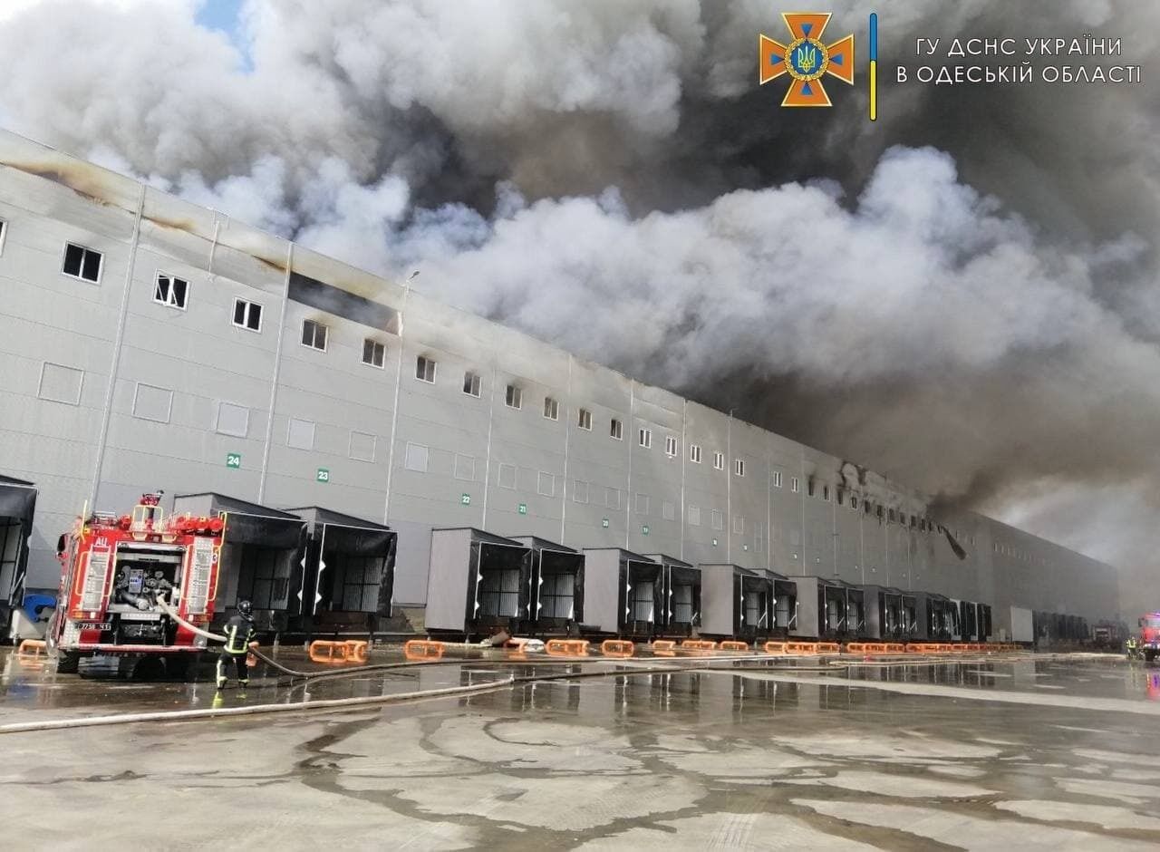 Вогонь охопив склади в Одеській області