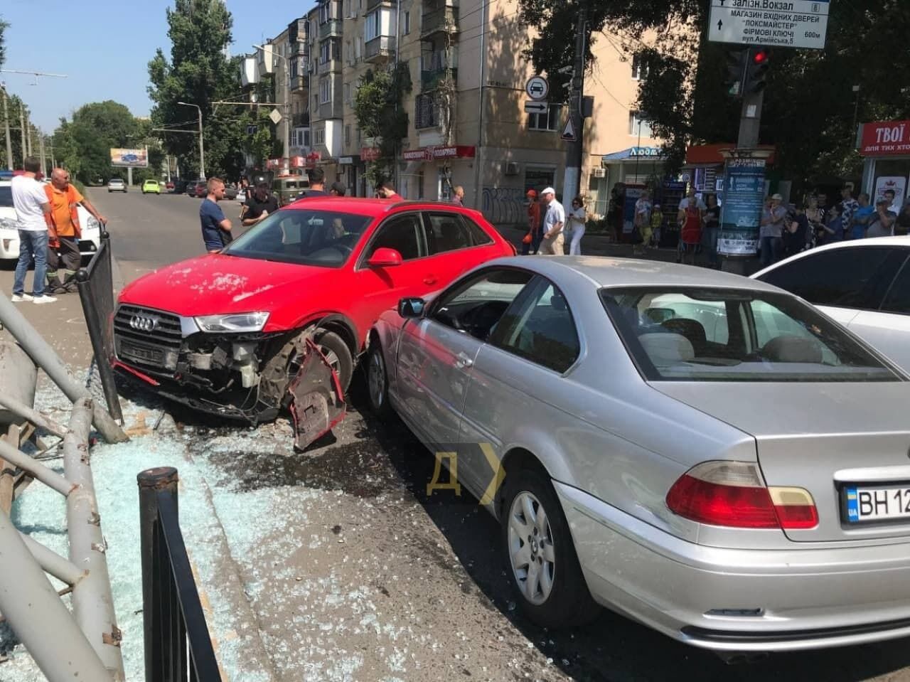 BMW протаранила три авто.