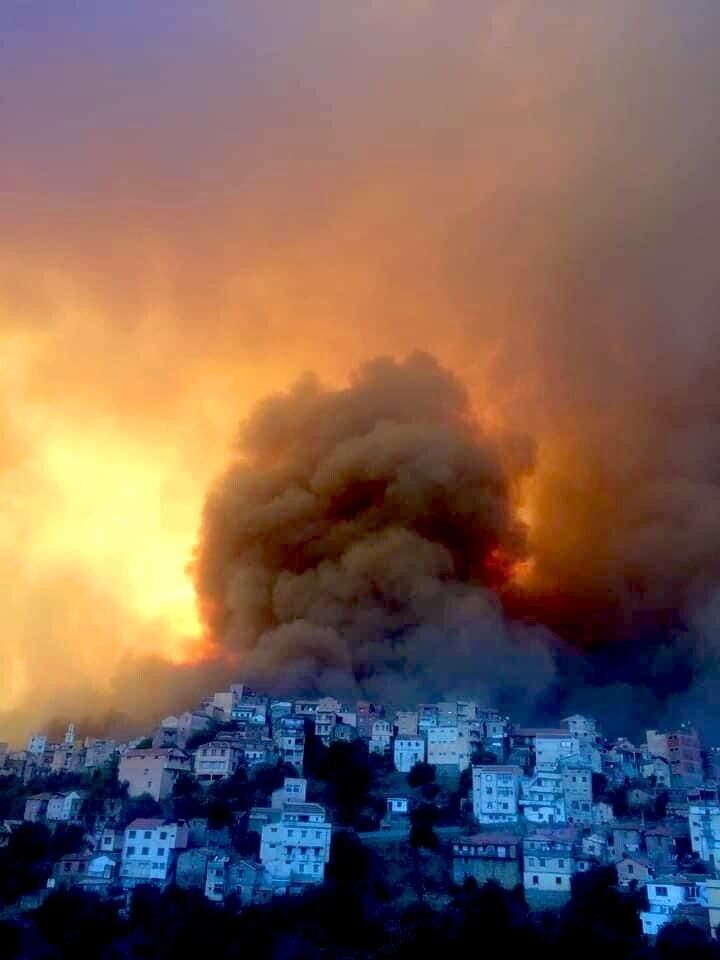 Дым над городом в Алжире