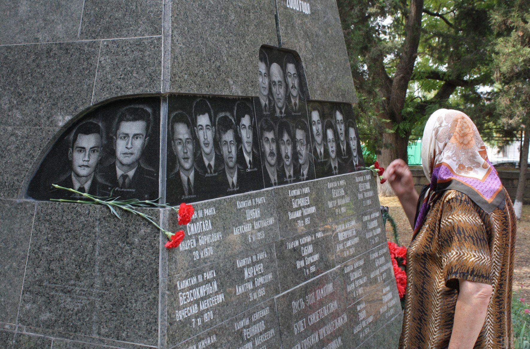 Памятник погибшим подводникам "Курска", Севастополь, 12 августа 2011 года