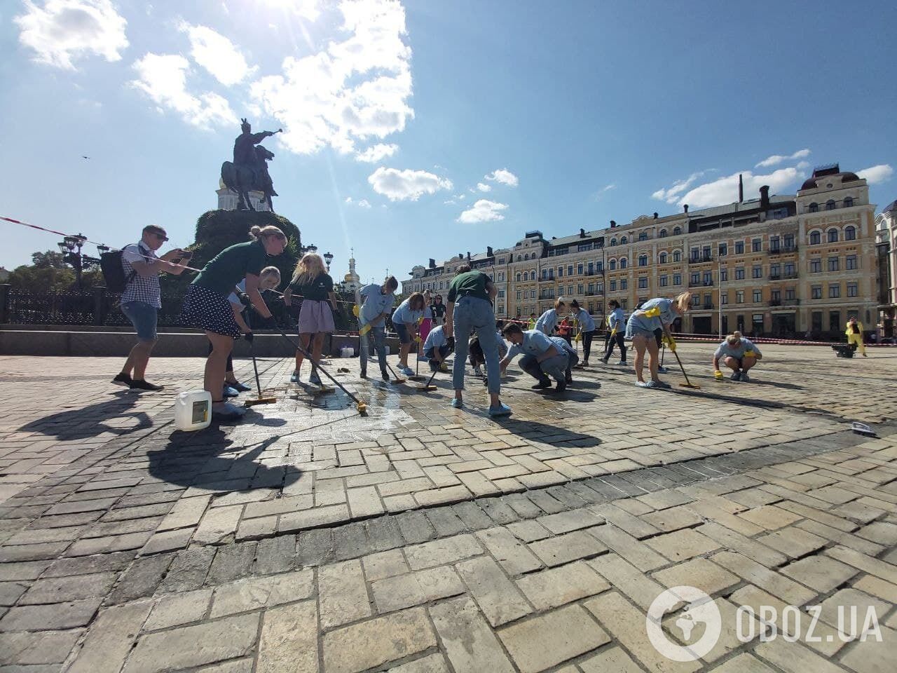 На площі працюють волонтери та співробітники клінінгової компанії.