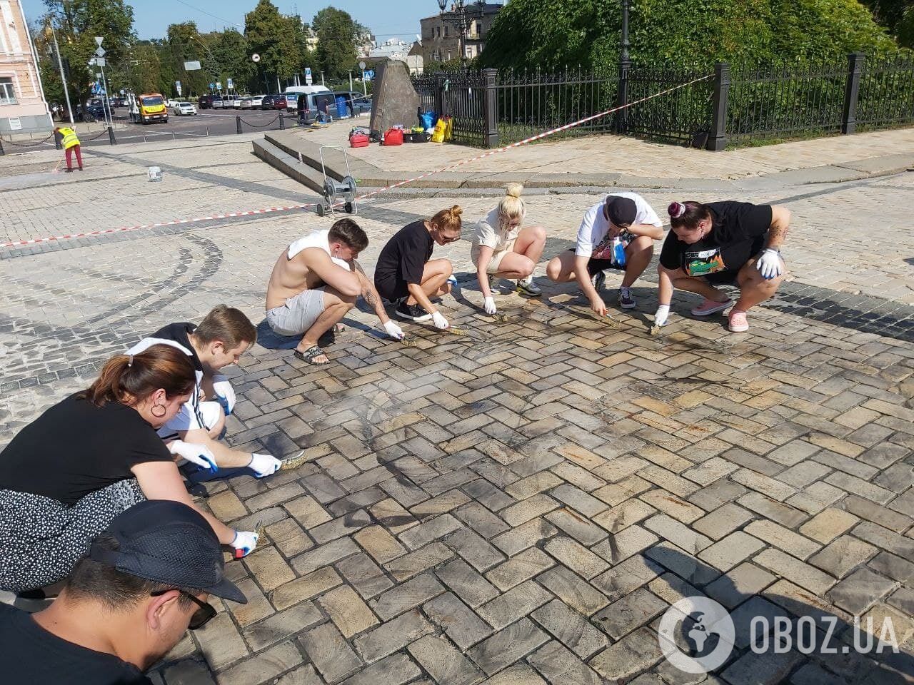 Alyona Alyona присоединилась к уборке площади.