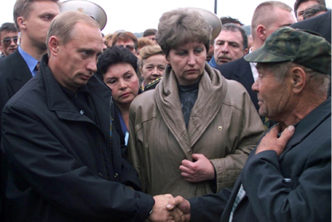 Путін на зустрічі з родичами загиблих у Відяєво. 22 серпня 2000 року