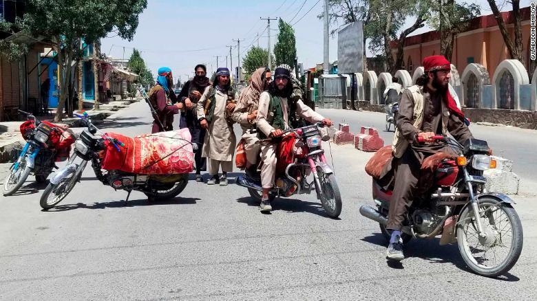 Боевики "Талибана" патрулируют город Газни. Четверг, 12 августа