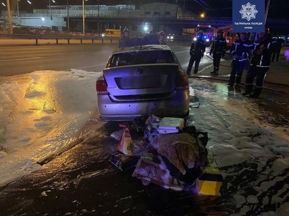 Автомобіль загасили рятувальники.