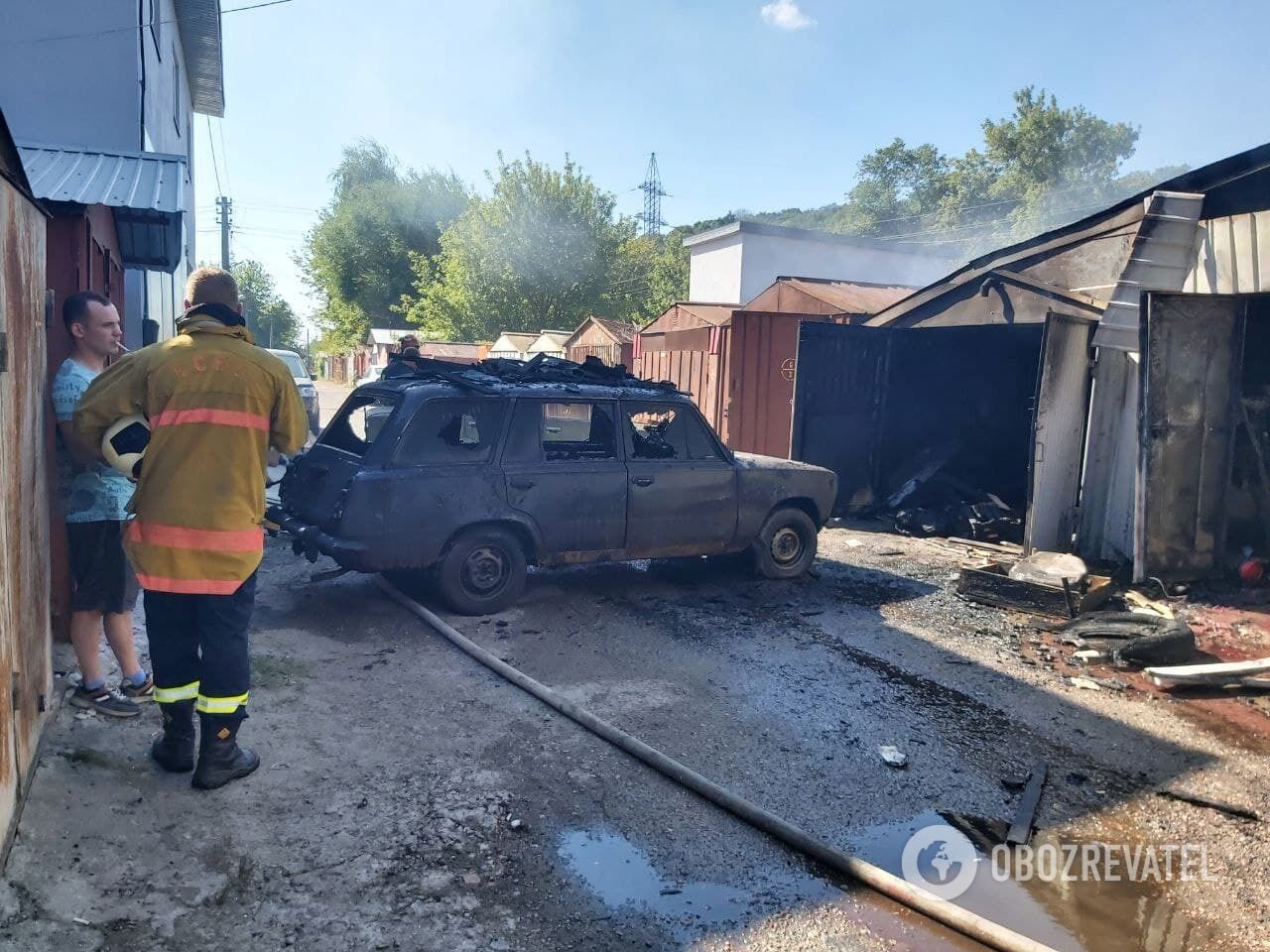 Огонь уничтожил два автомобиля.