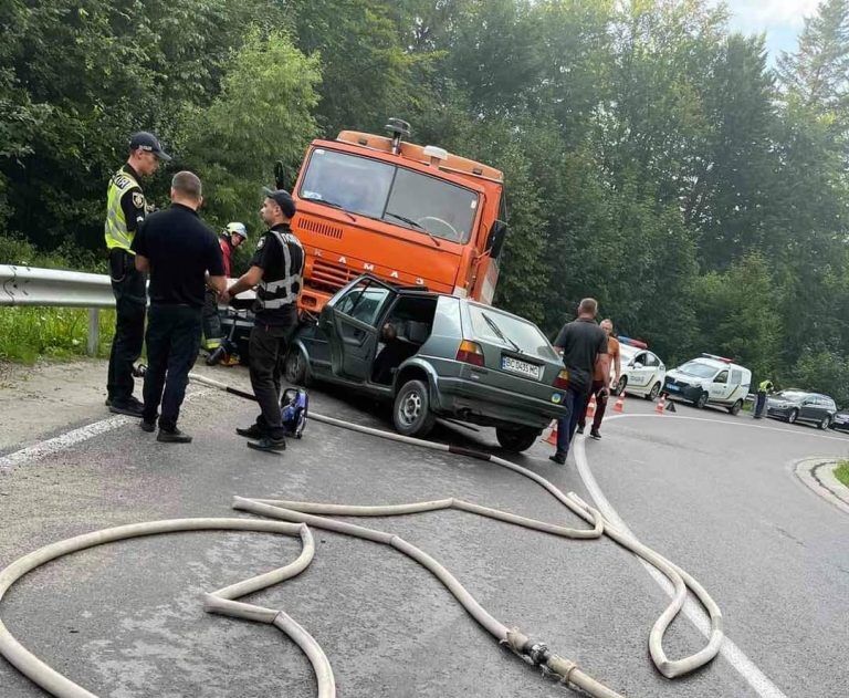 У ДТП загинули водій і пасажир легкового автомобіля