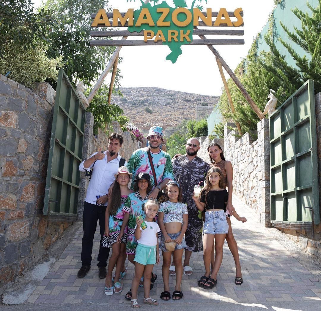 Филипп Киркоров с детьми и друзьями у зоопарка.