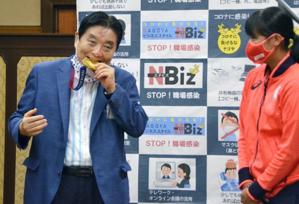 Мэр Нагои укусил медаль Миу Гото