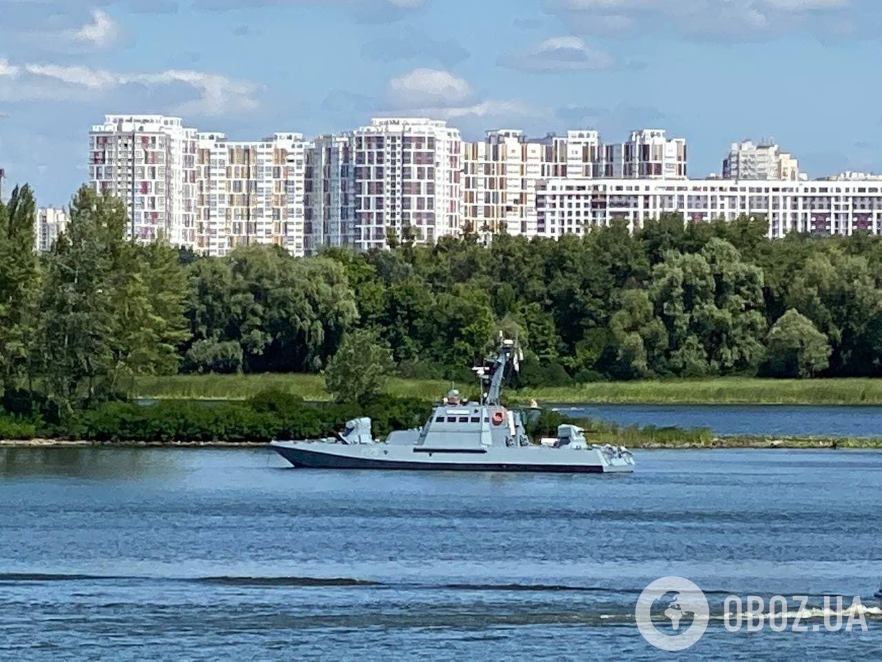 Поруч пропливали прогулянкові кораблі.