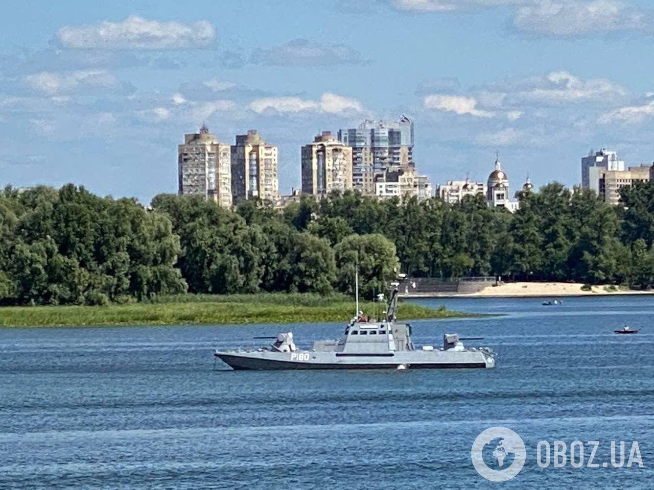 Всего возле Труханова острова увидели три катера.