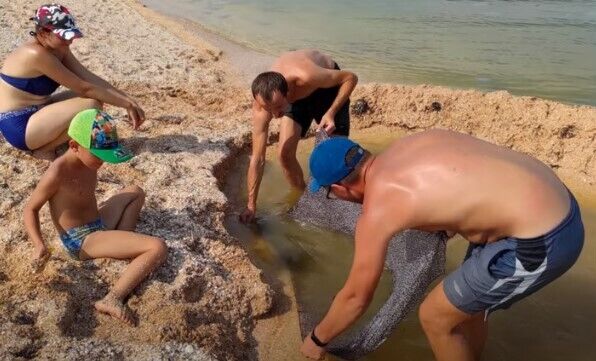 Туристы выкопали бассейн на Азовском море
