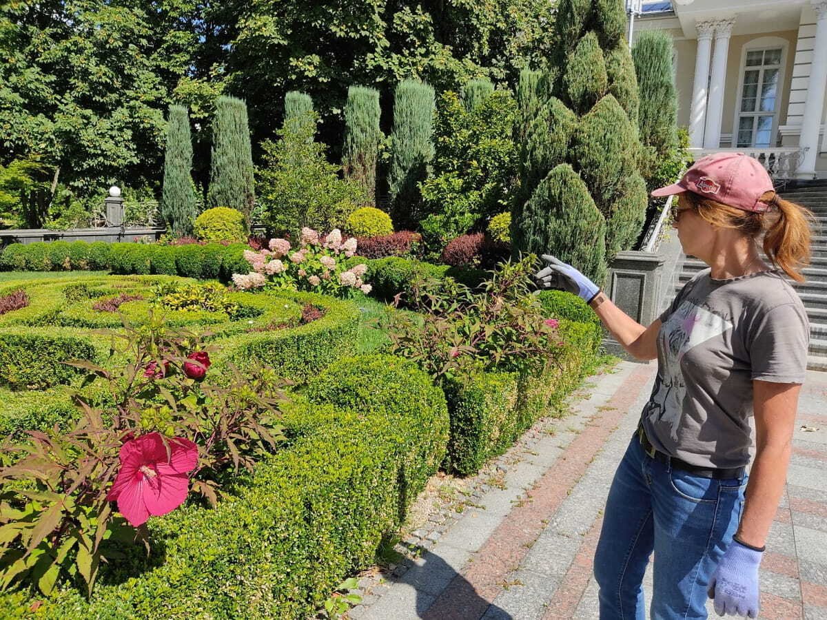 Марина Порошенко пригласила волонтера на мастер-класс по садоводству