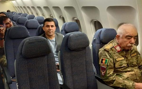 Абдула-Рашид Дустум (в военной форме) отправился на север Афганистана