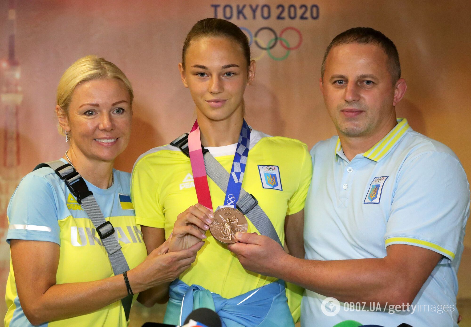 Дарья Белодед с родителями по прилету в Украину