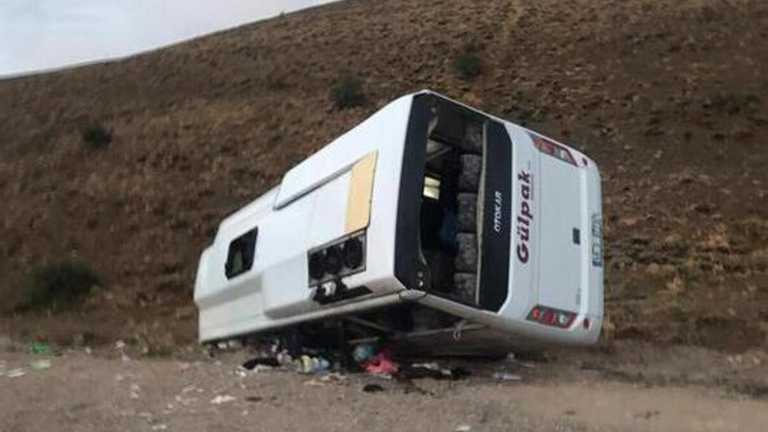 В Турции перевернулся маршрутный автобус