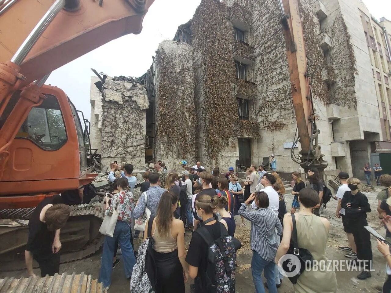 Активісти біля будівлі "Квіти України".