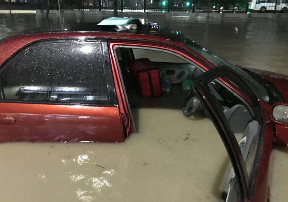 Місто Новоросійськ занурився під воду.