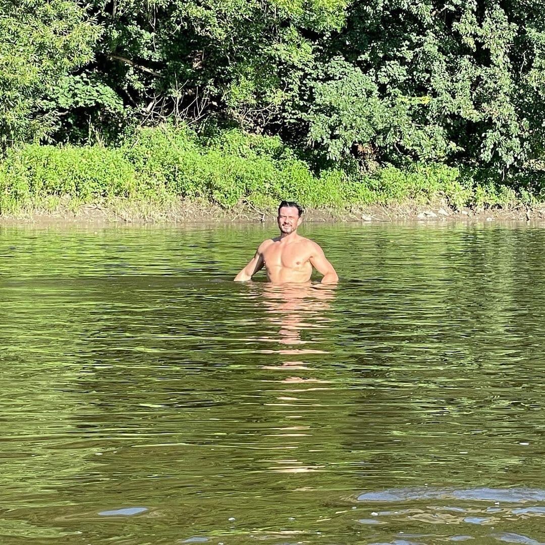 Орландо Блум купался в озере.