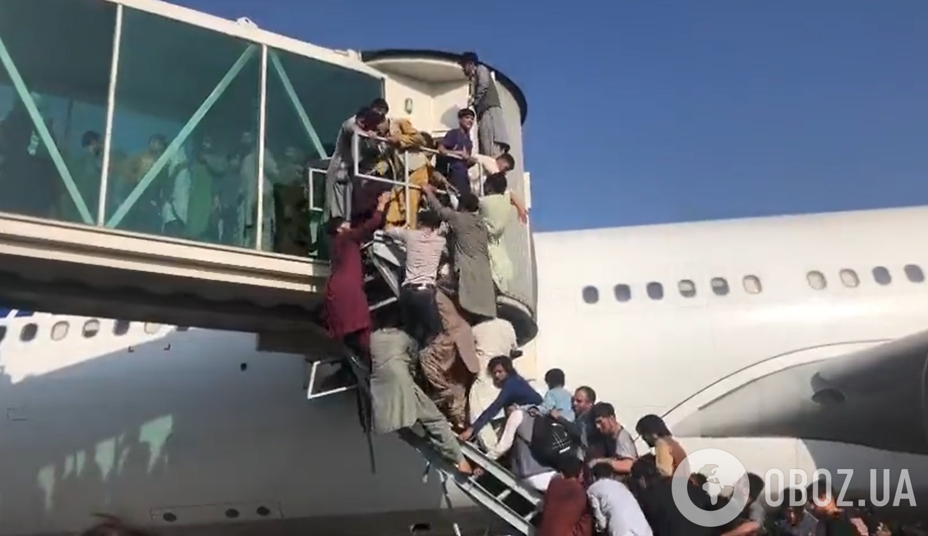 В аэропорту Кабула началась паника, люди бегут из страны