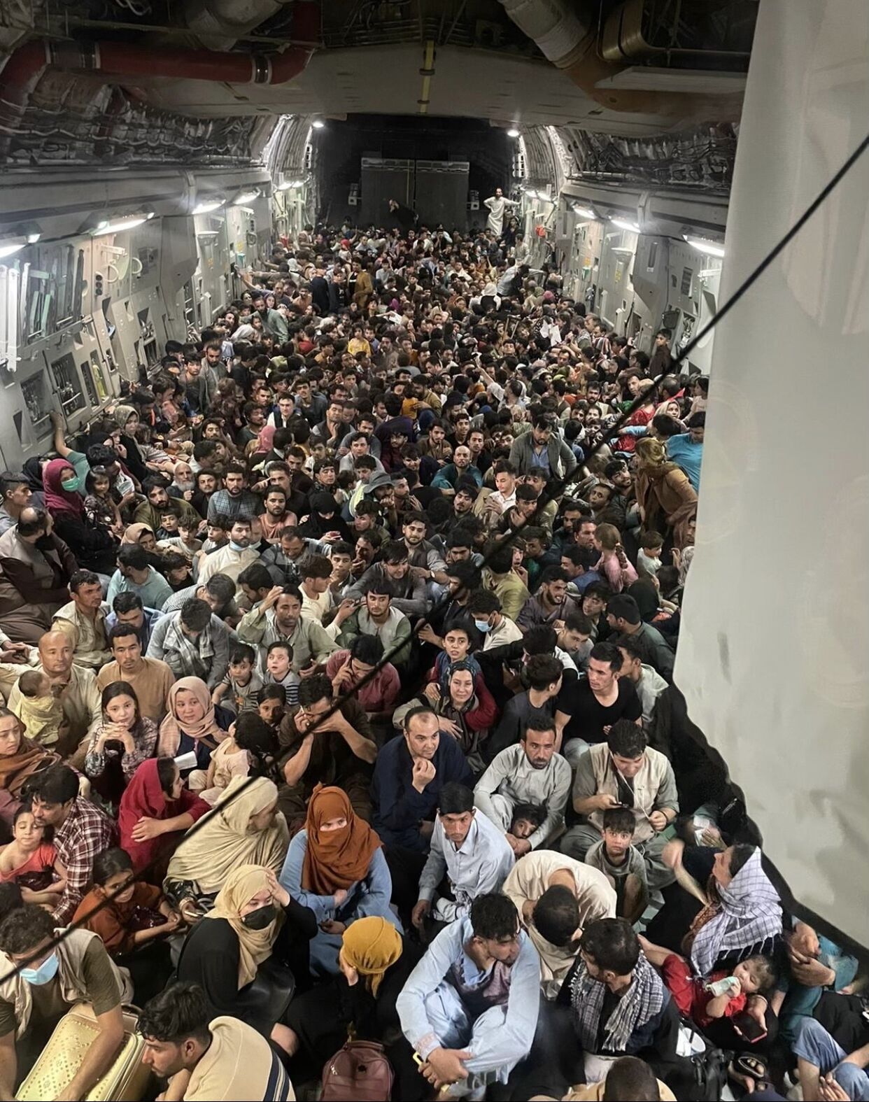На борту самолета поместилось 640 человек.