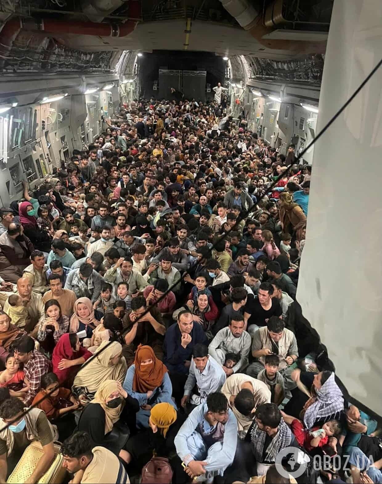 Рекордные 640 человек эвакуировали одним самолетом Boeing C-17 Globemaster III