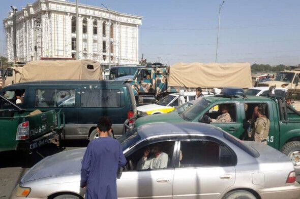 Талибы призывают госслужащих возобновить работу .