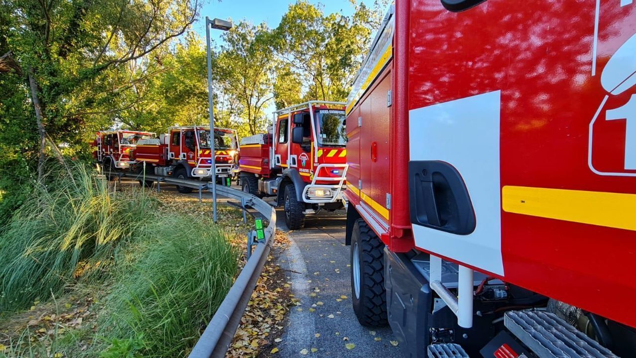З вогнем борються близько 750 рятувальників і десятки пожежних машин