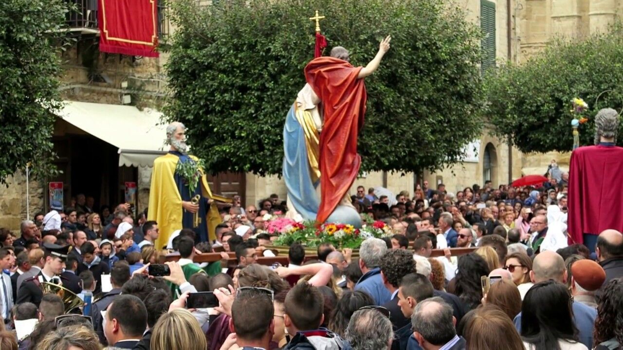 День святого Варфоломія щорічно грандіозно відзначається в Італії.