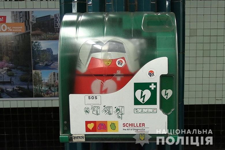 Полицейский помог пассажиру, использовав дефибриллятор.